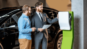 Commercial expliquant l'installation d'une borne de recharge en entreprise
