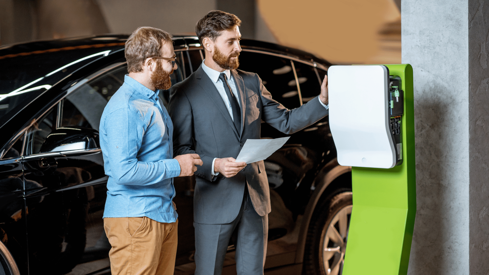Commercial expliquant l'installation d'une borne de recharge en entreprise